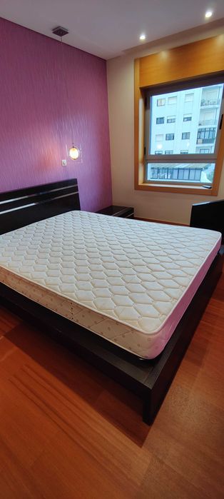 Cama de casal madeira (c/ mesa de cabeceira)