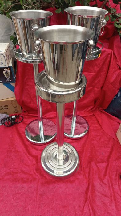 Wiaderko na lód do chodzenia szampana na podstawie