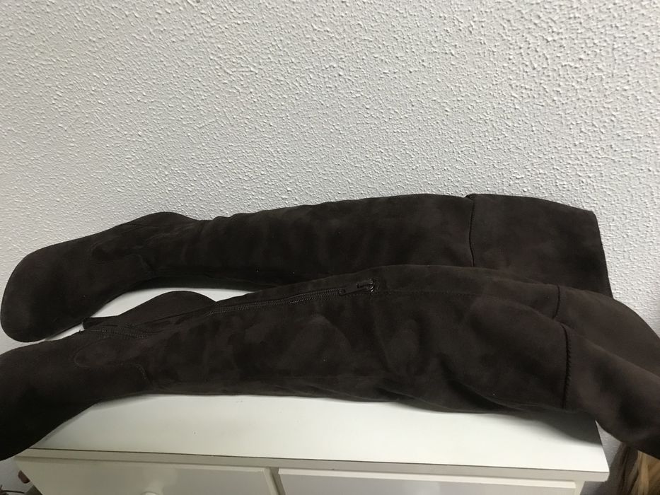 Botas Compensadas, Acima do Joelho em Ecopele Efeito Camurça 37.