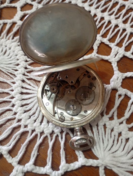 Vendo este relógio muito bonito bom estado a trabalhar muitoca caixa