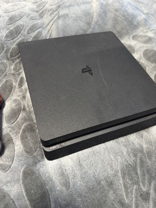 PS4 slim + 2 comandos