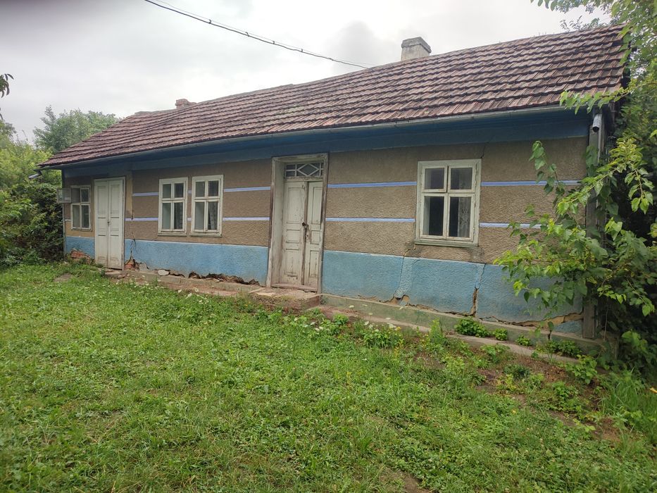 Земельна ділянка з нежилим будинком.