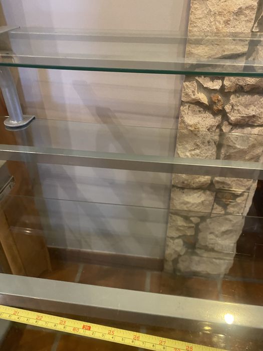 Secretária ajustável em altura, em metal e vidro muito resistente