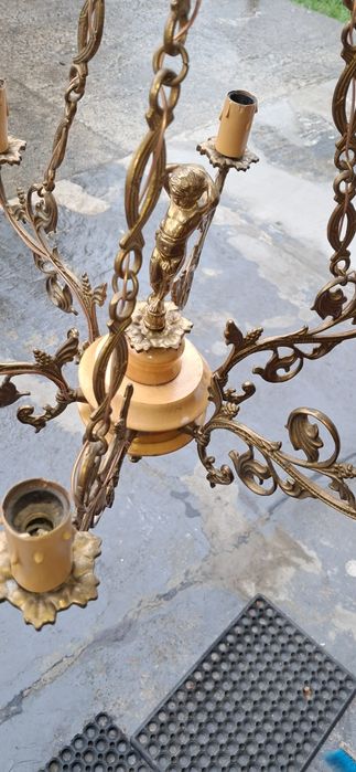 Żyrandol mosiężny z figurką