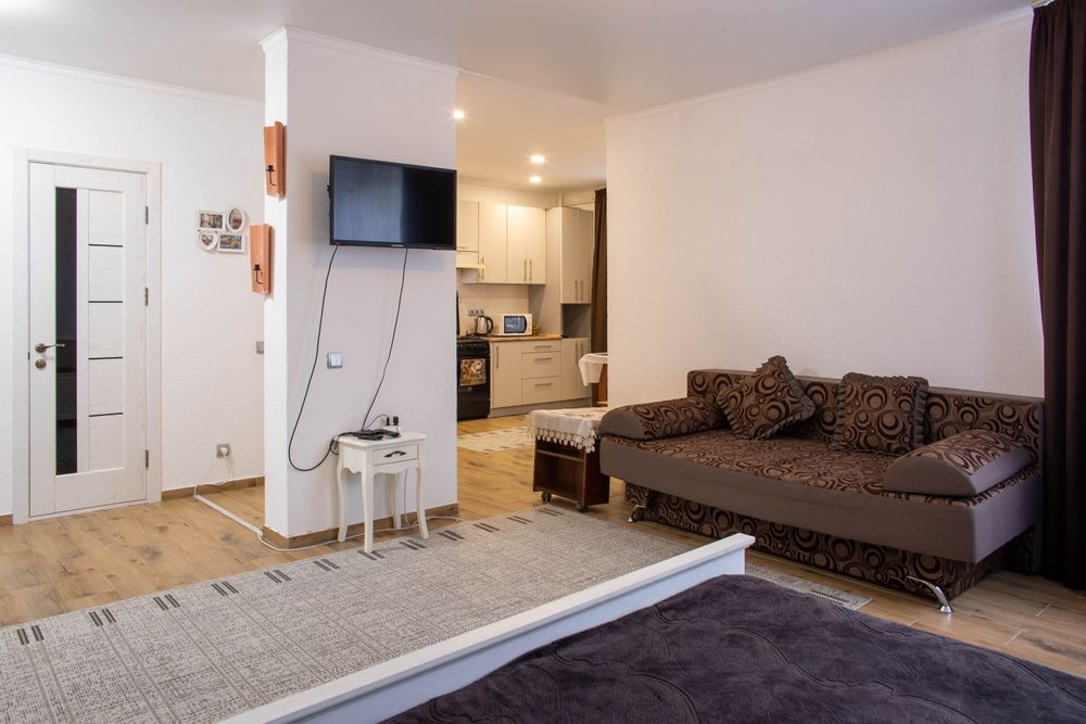 Погодинно,подобово нову квартиру в центрі міста біля парку.