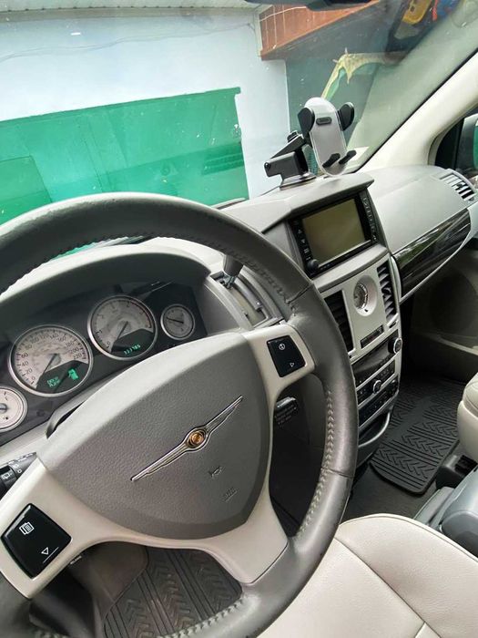 Chrysler Grand Voyager 7 МЕСТ в полной комплектации (2.8 дизель)