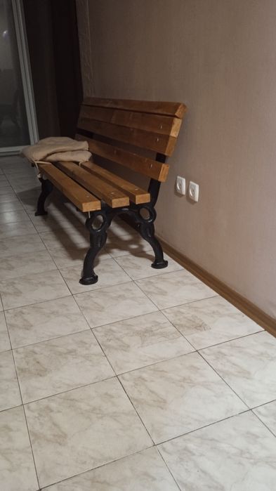 Лавка для дачи выполнена основание чугун верх доска под лак .