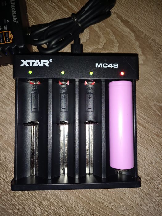 Універсальний інтелектуальний зарядний пристрій XTAR MC4S