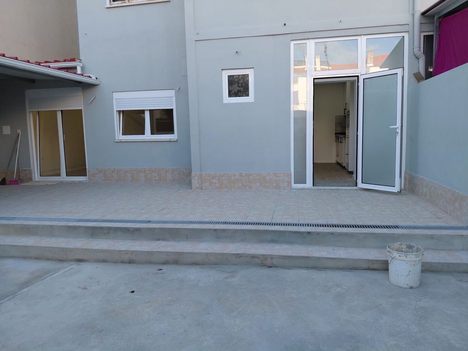 Vende-se RC T3 em Alhos Vedros com quintal
