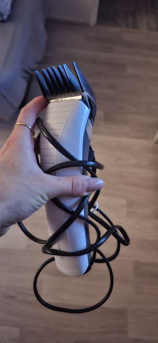 Maszynka Remington z nasadką grzebieniową.