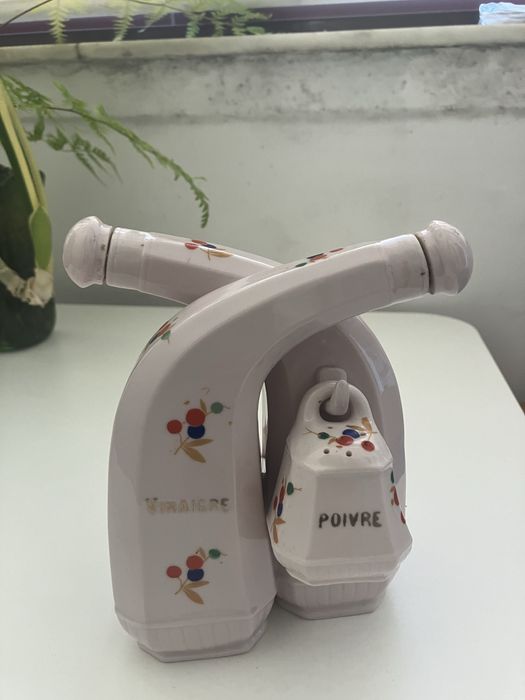 Galheteiro de porcelana