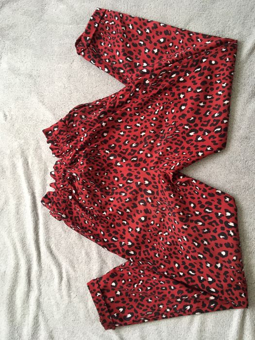 Spodnie 4/5 z paskiem Pull and bear czerwona panterka