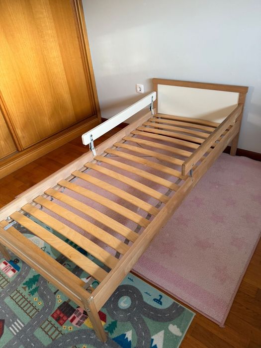 Cama de criança com colchão e roupas