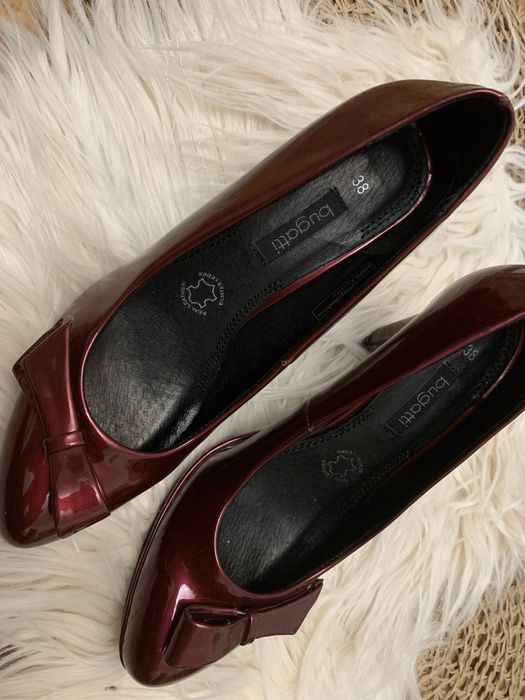 Buty na słupku bugatti 38