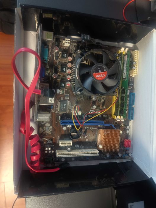 Материнка + Процессор Phenom 8000 3 ядра + 3Gb ОЗУ встроенное видео.