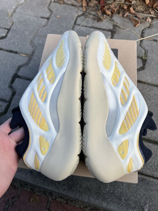 adidas Yeezy 700 V3 Safflower buty żółte niskie 46 2/3