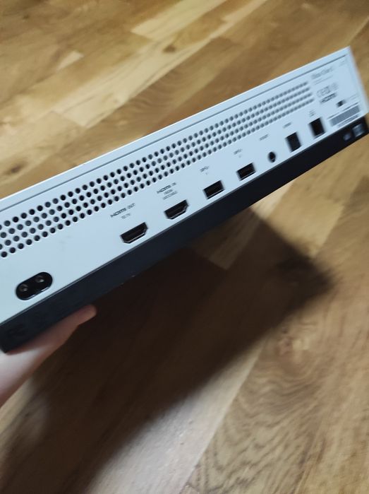 Продаю Xbox One S