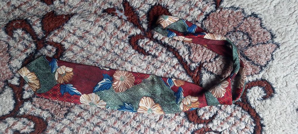 Kolorowy męski krawat.