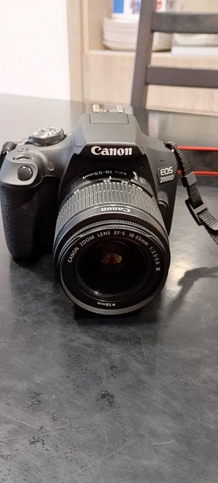 Máquina fotográfica Canon EOS 2000D