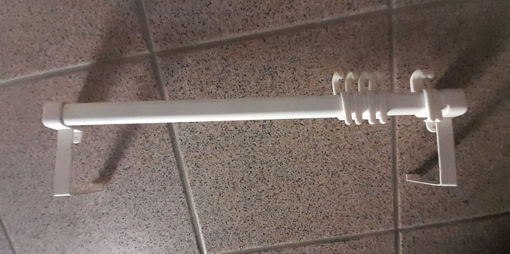 Varão extensível para cortina de banheira e suporte de roupas