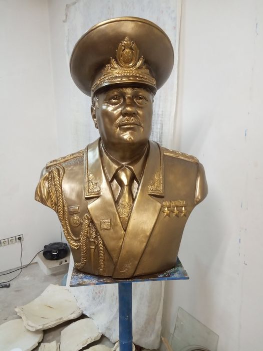 Пам'ятники, монументи, статуї індивідуальної роботи. Роботи з каменем.