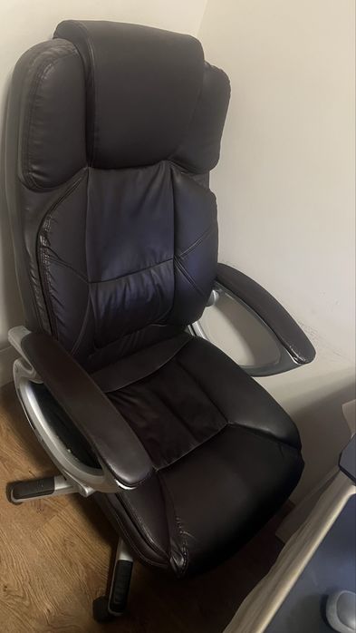 Продаю комфортные кожаные офисные кресла (2 шт.)