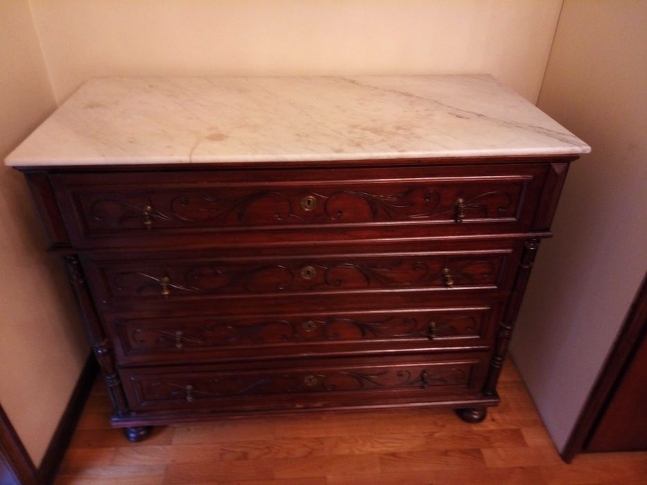 Cómoda Romântica antiga