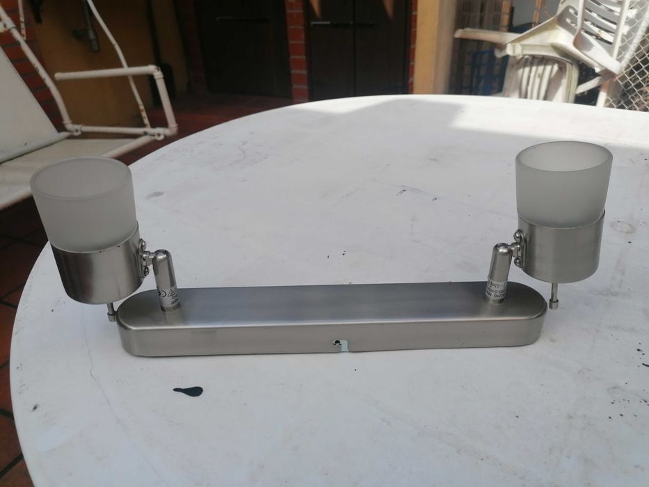 Aplique com dois focos direcionáveis