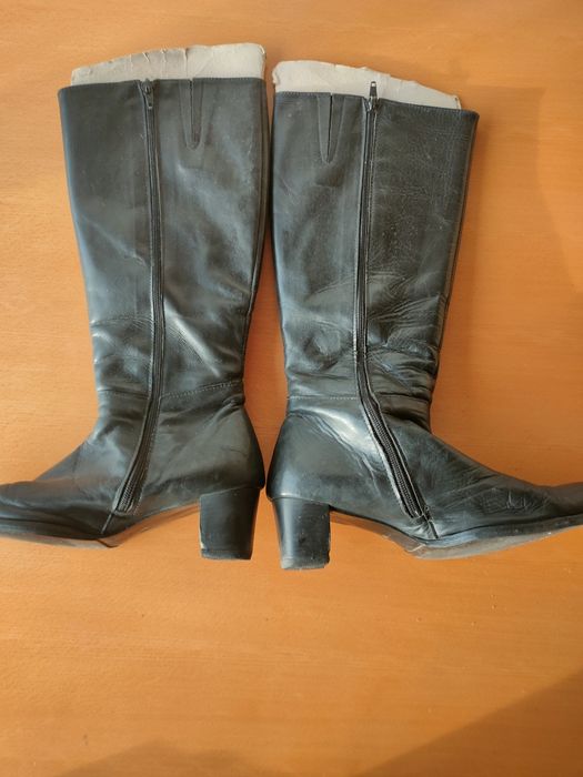 Par de botas pretas usadas.