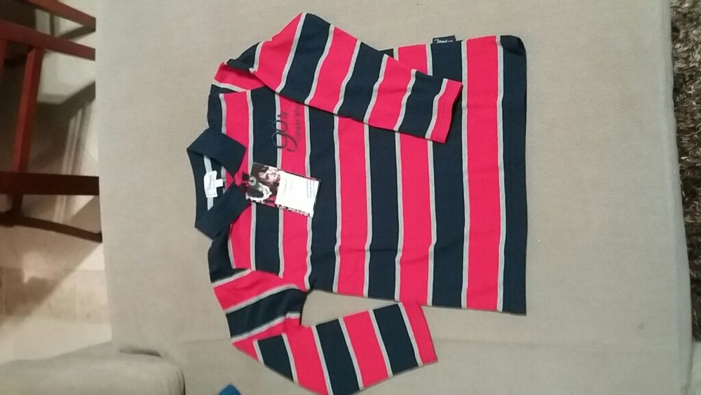 Roupa de criança nova com etiqueta, várias peças.