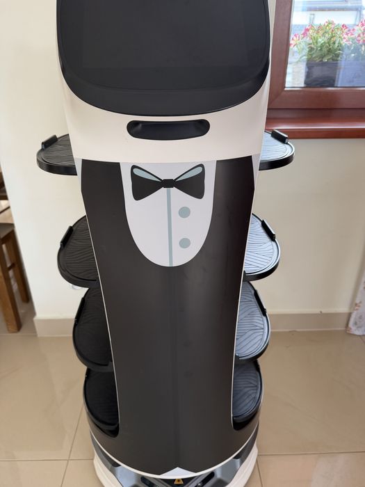 Robot kelner Bella