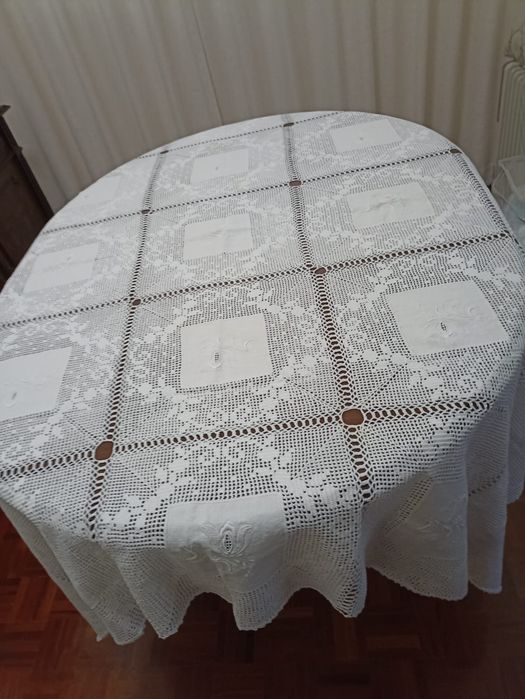 Toalha (feita à mão) em renda de linho com bordado