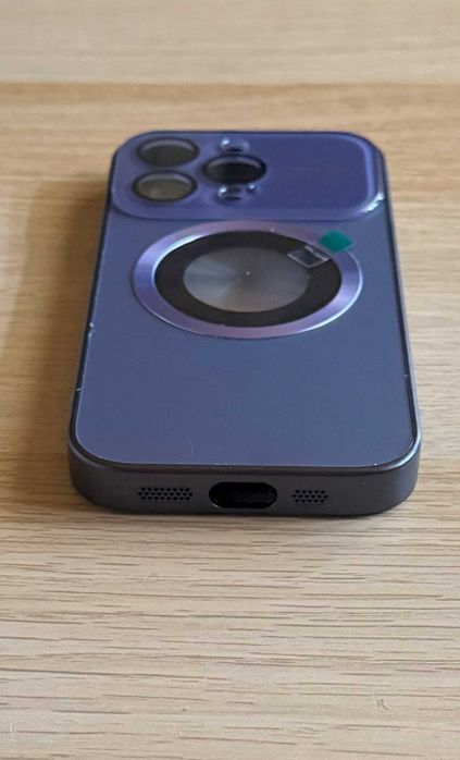 Etui iPhone 16 Pro MagSafe z osłoną aparatu / fioletowe