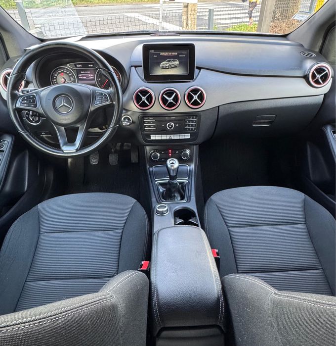 Mercedes-Benz B180 - Pack AMG red