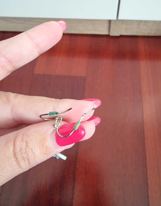 Brincos brancos e prateados com detalhes de folhas