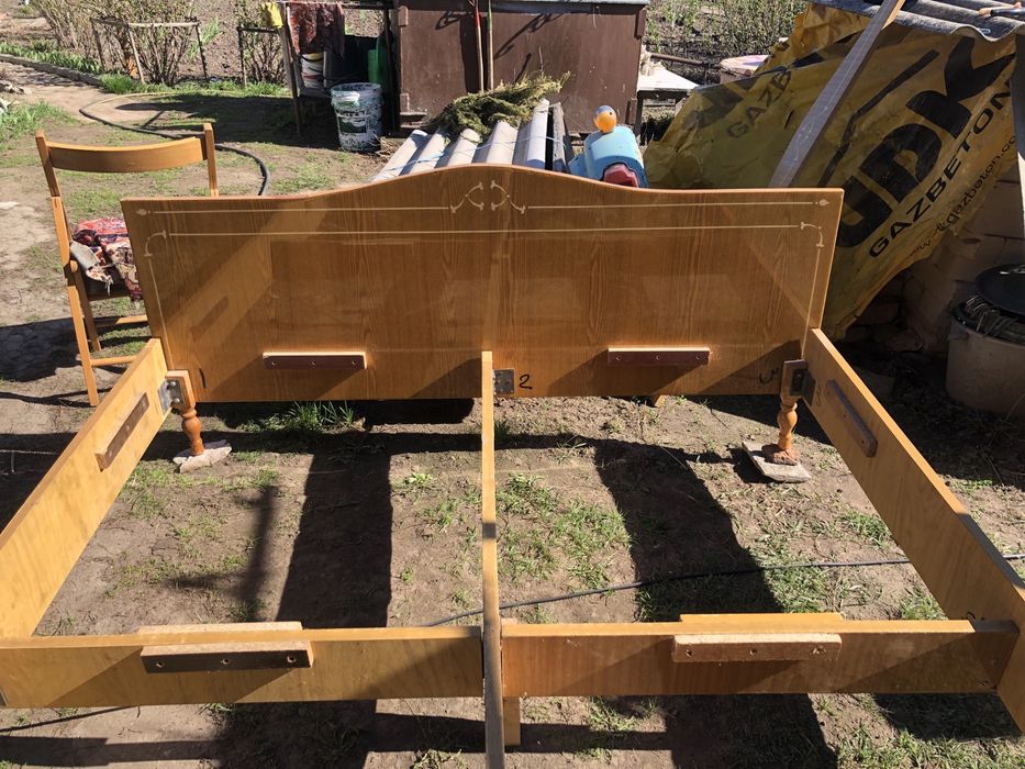 Кровать двухспальная деревянная