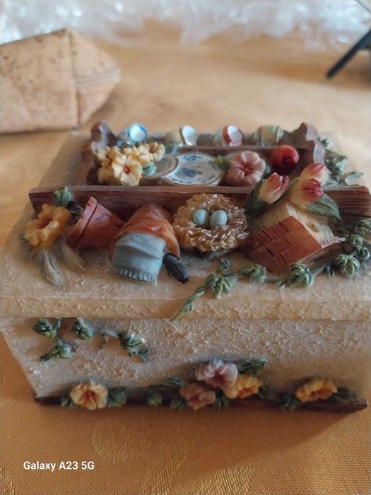 Caixa muito original e anjinho de natal.