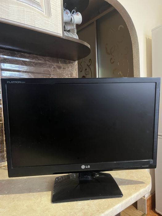 LG Flatron 24″ — великий монітор для навчання, роботи та фільмів