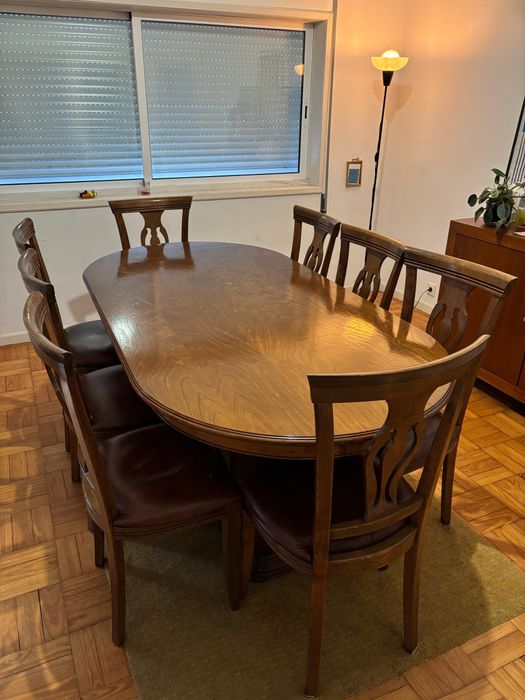 Mesa de jantar com oito cadeiras
