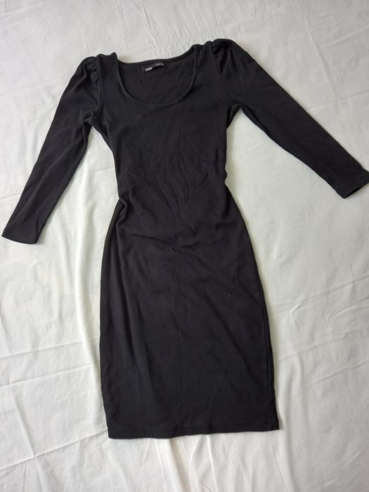 Dopasowana sukienka mini czarna