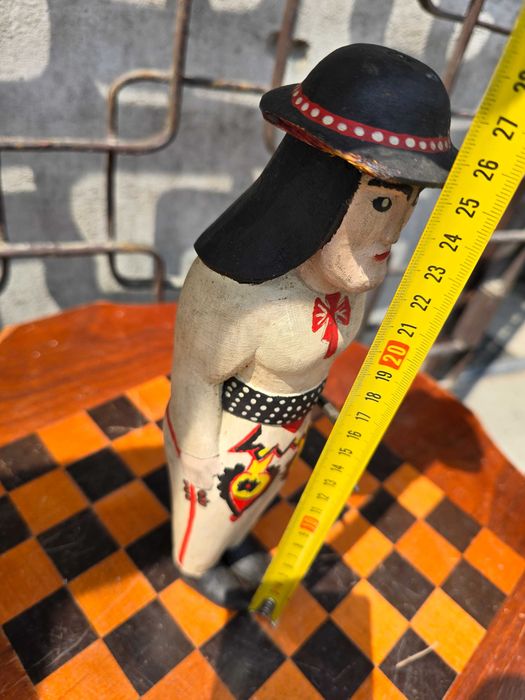 STara drewniana figurka góral