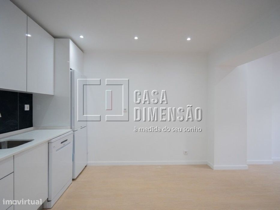 Apartamento de tipologia T1+1, com terraço, na Buraca!! — Águas Livres, Lisboa