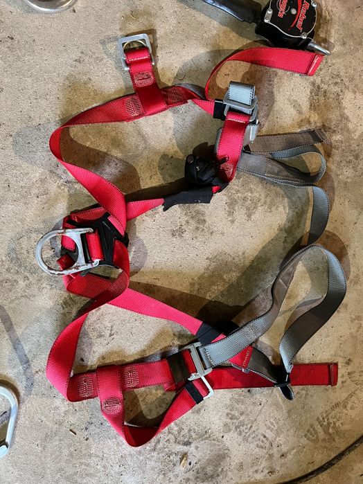 Arnês de segurança com vários acessórios