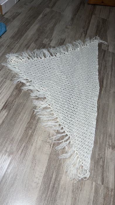 Biala chusta włóczkowa hand made z frędzlami