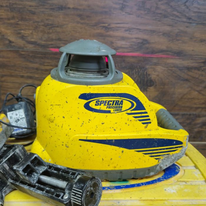 Spectra LL 300 Niwelator Laserowy zestaw