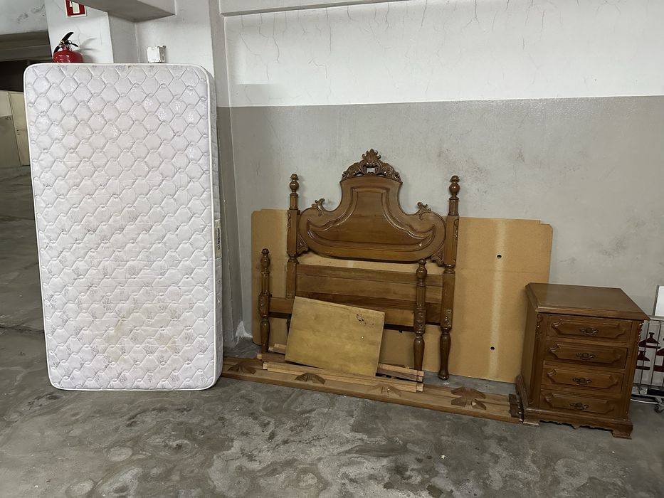 Cama de madeira, colchão e mesinha de cabeceira