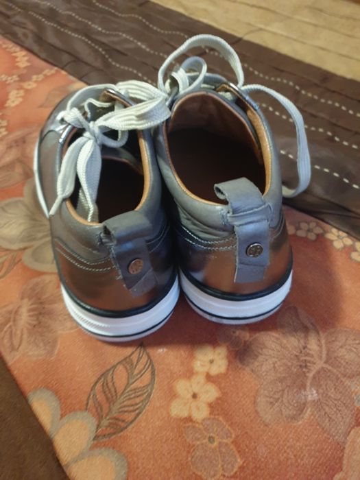 П подаётся кожаная обувь для девочки