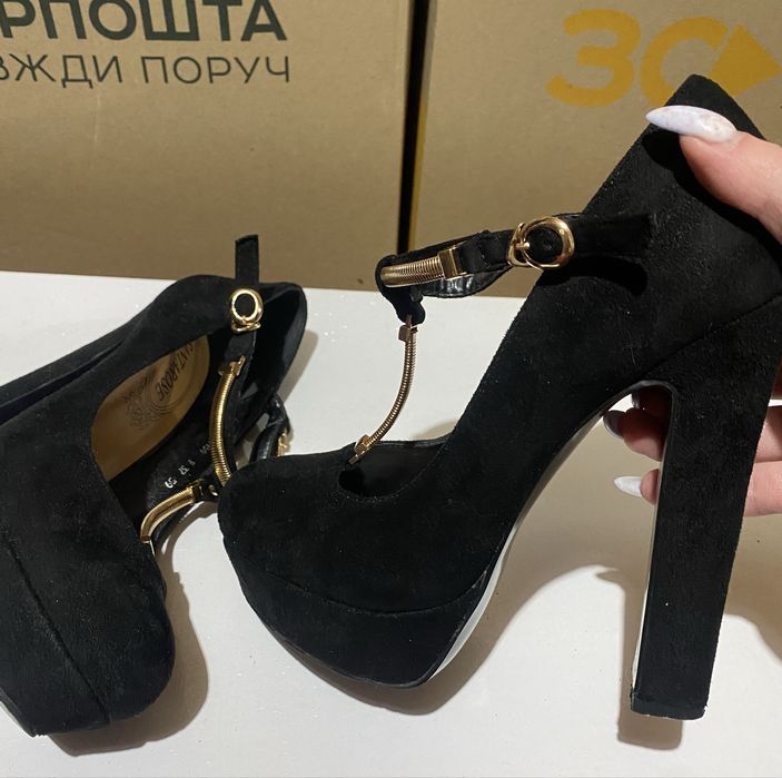 Замшевые туфли на каблуке