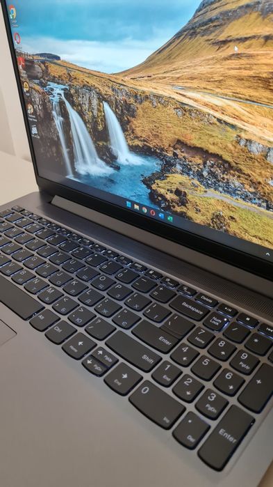 Ноутбук Lenovo Slim 3 15AMN8/15.6" FHD/Ryzen 5 7520u/8 GbRAM/512 GbSSD