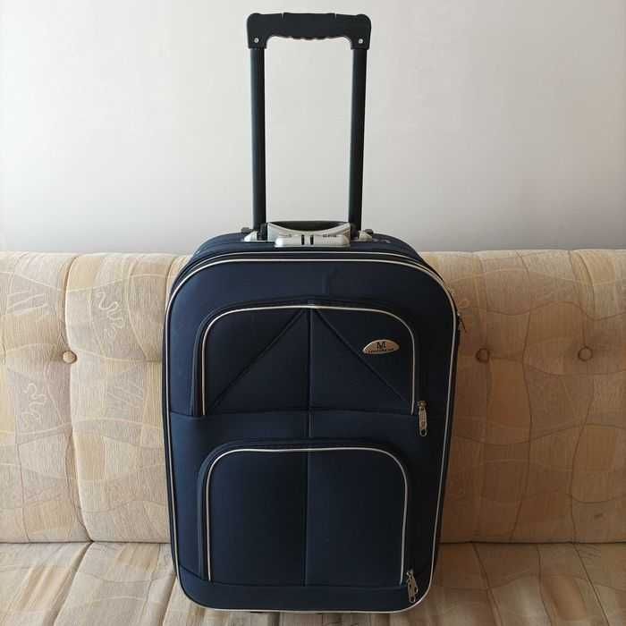 Duża walizka podróżna na kółkach